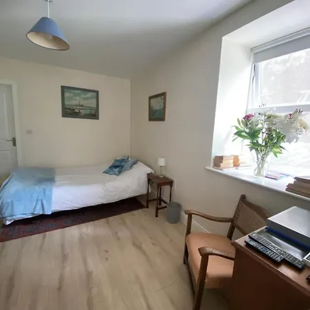 Geraldine House * Knights Town